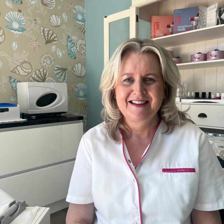 Audrey in haar pedicurepraktijk in Renesse
